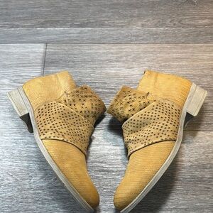 MJUS Stylish Tan Ankle Boots woman’s size 40 (s34)